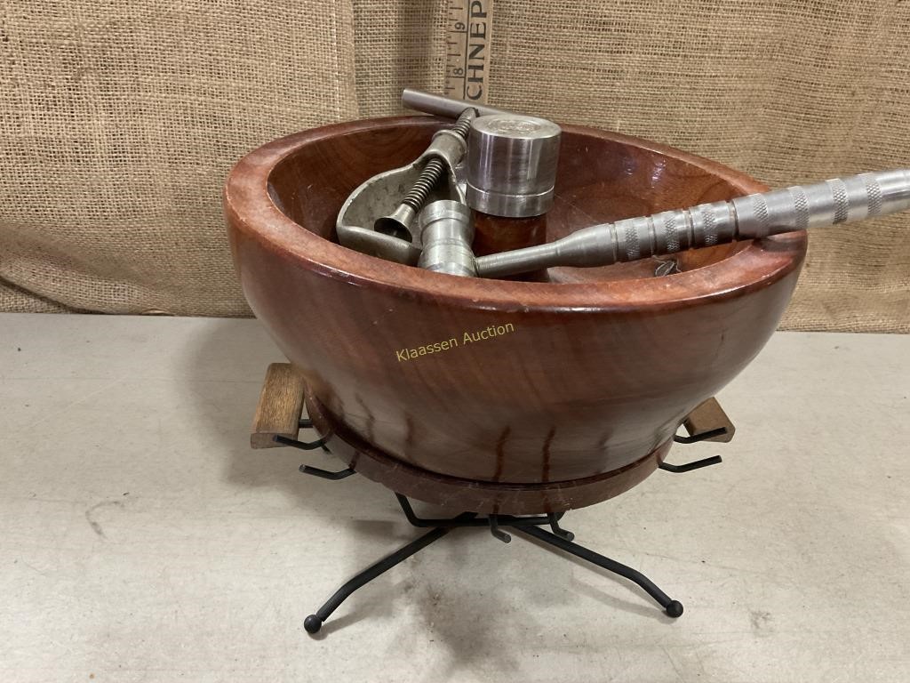 Nut cracker bowl with stand