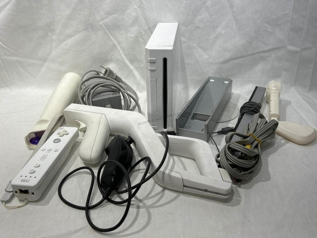 Wii Gaming Console w/ Sensor Bar, Controllers and