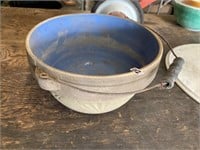 POTTERY BOWL WITH HANDLE