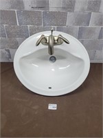 Bathroom sink with taps in very good condition