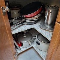 M184 Cupboard w Pots Pans Slow cooker