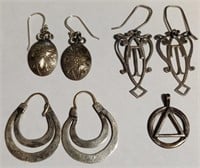 11 - MIXED LOT OF SILVER JEWELRY (B19)
