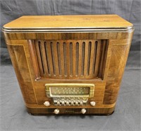 Antique Firestone Air Chief desk top radio,