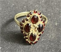 10k gold ring with rubies size 6 1/4  (2.9g)