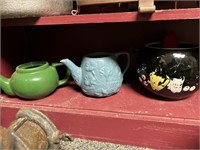 2 tea pots and black bowl
