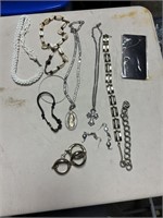 lot of costume jewelry necklaces