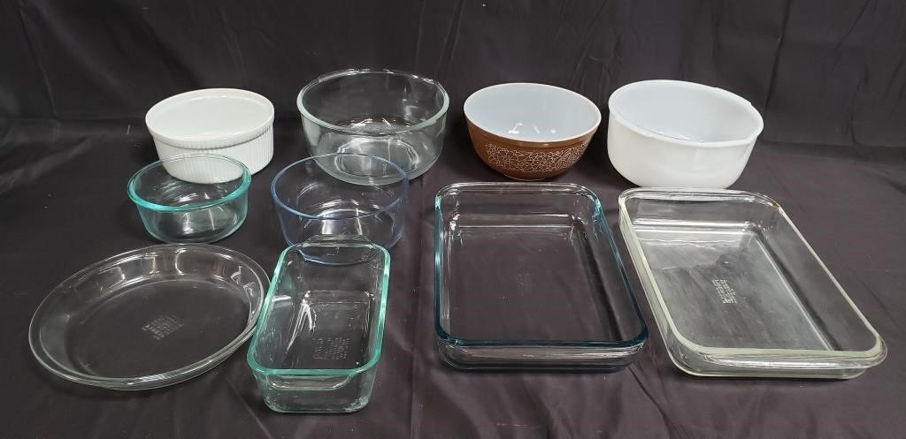 Group of Pyrex mixing bowls and baking dishes (10)