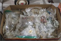 COLLECTION OF ESTATE COSTUME JEWELRY