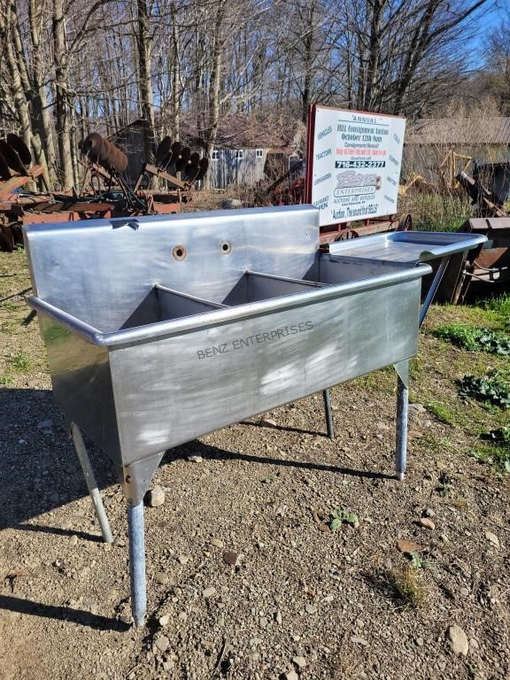 STAINLESS STEEL 3 BAY SINK