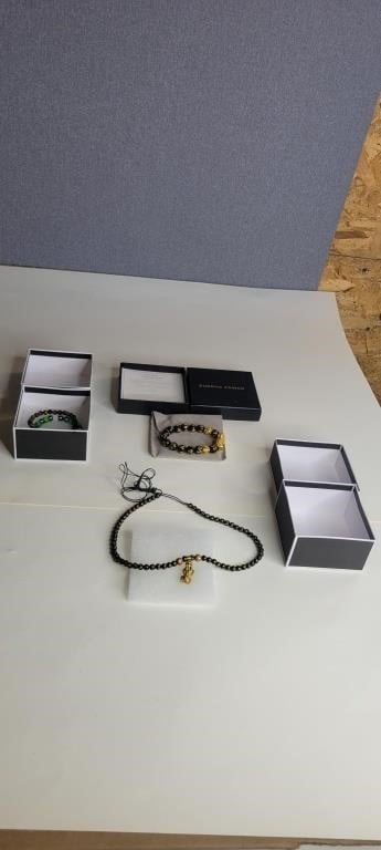 BRACELETS AND NECKLACE IN NEW CONDITION
