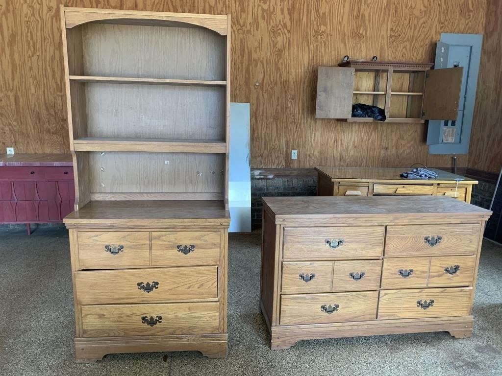 Matching hutch and chest of drawers