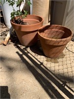 2 clay flower pots