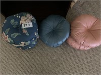 8 round pillows with button, dusty rose (3),