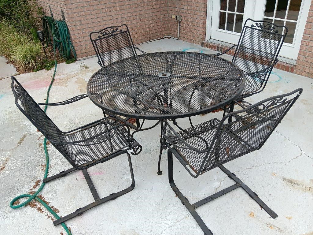 Iron patio table in 4 chairs.