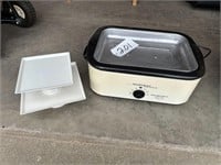 Hamilton Beach 18 Quart Roaster Oven & Dishes