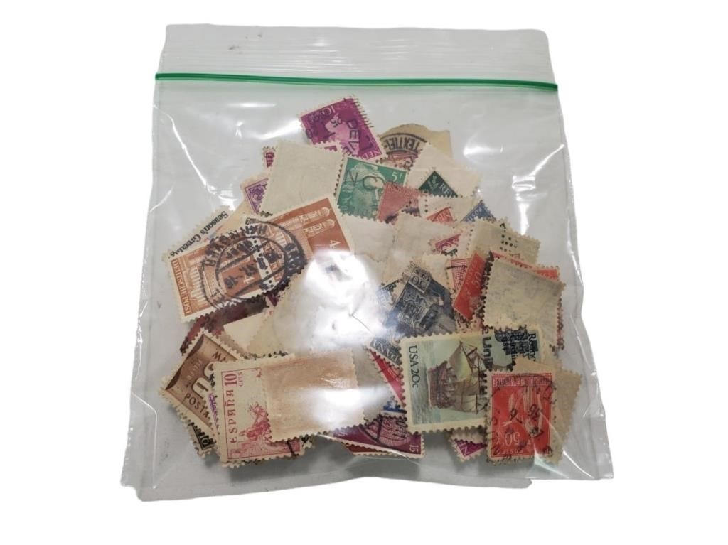Small Bag of Vintage International Stamps   AUB10