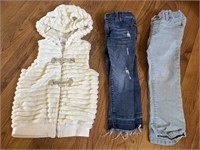 C10)Girls size 3T clothing. 2 jeans and fuzzy vest