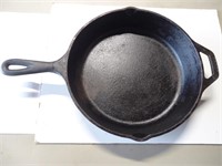 (E3) LODGE cast iron 9" seasoned frying pan.