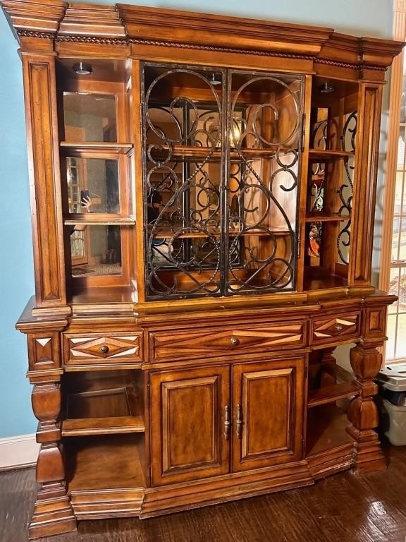 SOLID WOOD LIGHTED HUTCH