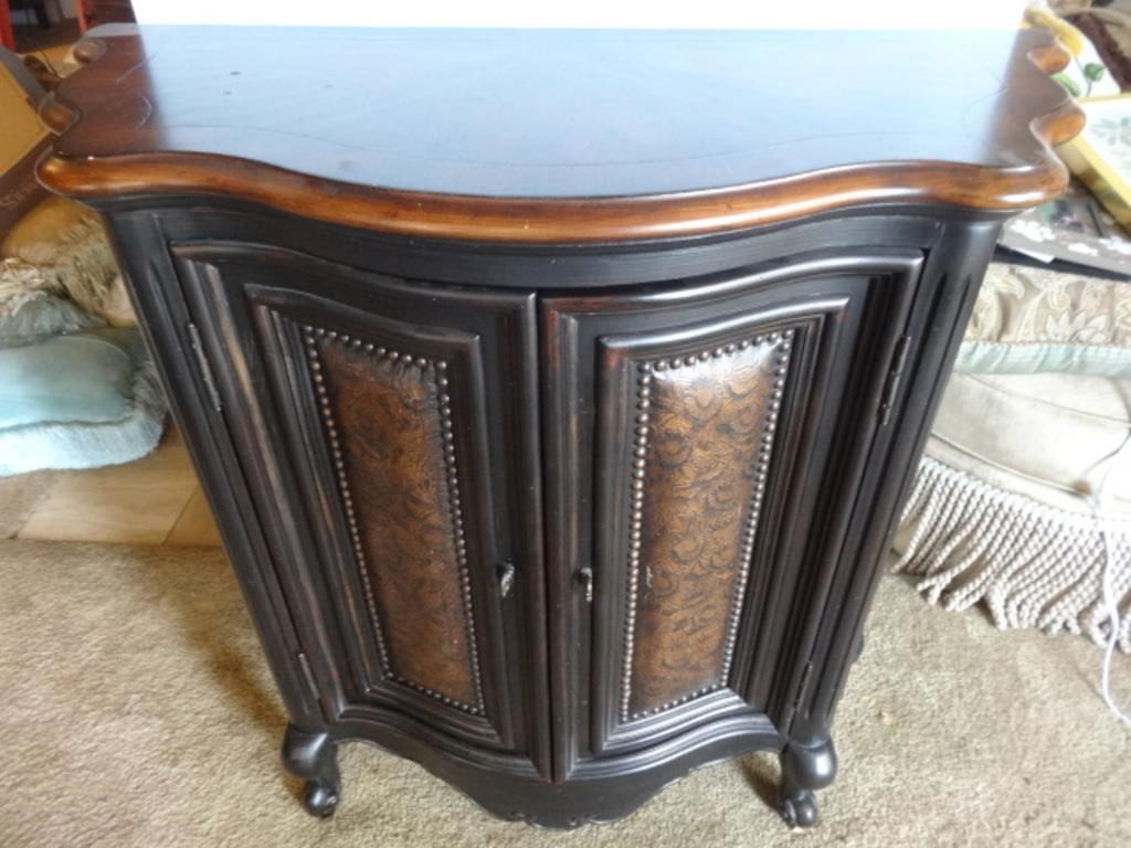 LEATHER NAILHEAD CHEST