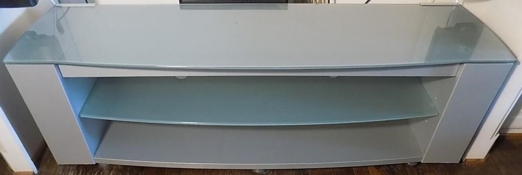 GLASS ENTERTAINMENT STAND