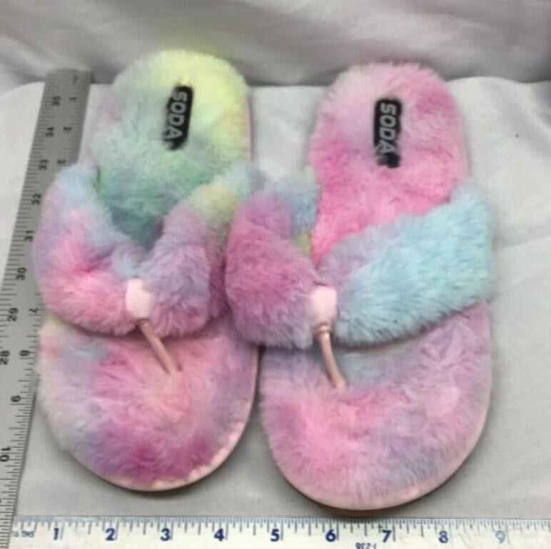 F15) WOMENS SIZE 10 NEW SLIPPERS