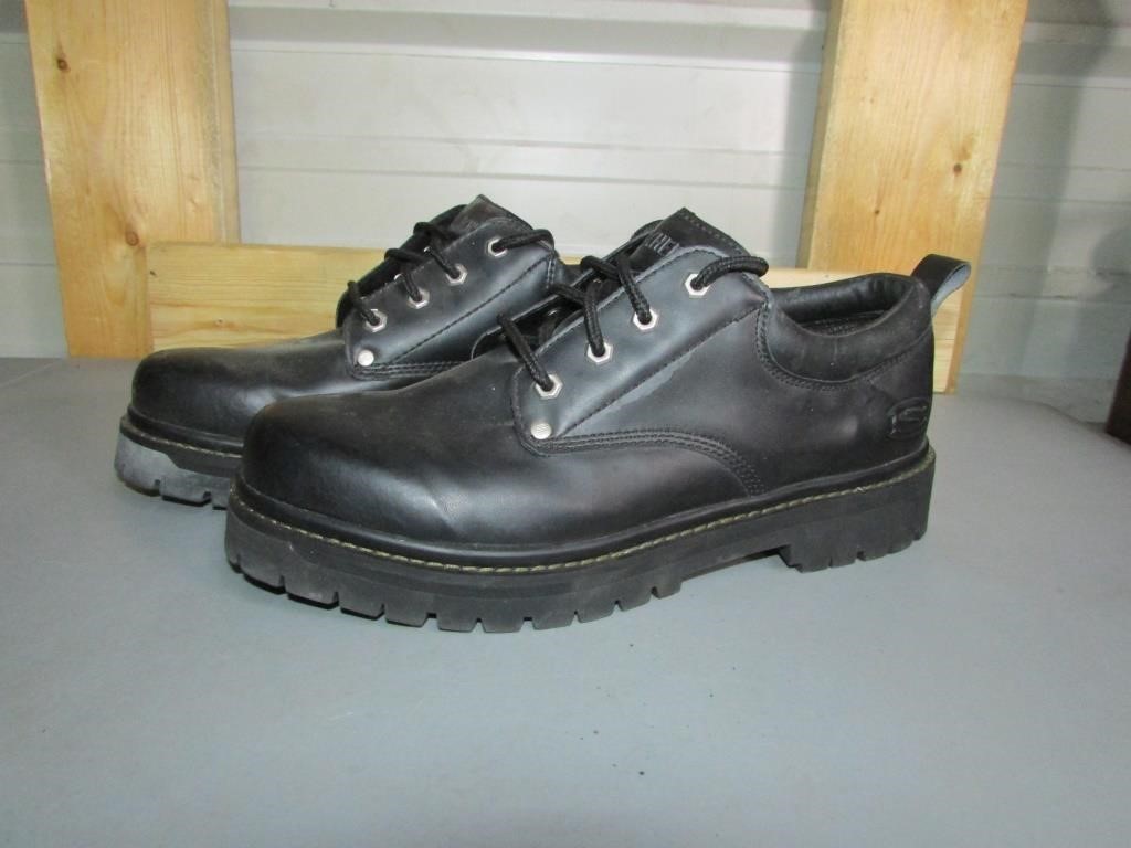 Pair of Mens sized 12 Skechers work boot low rise