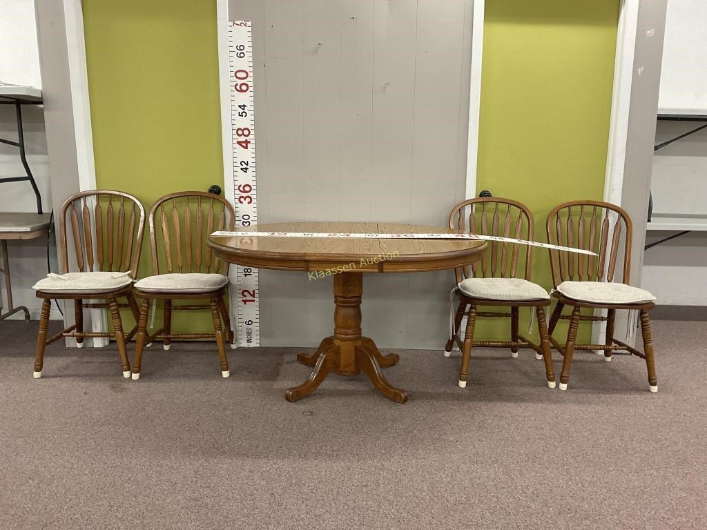 Oak Table & 4 Chairs.