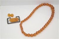 AMBER COLOURED NECKLACE, BROOCH & BEADS