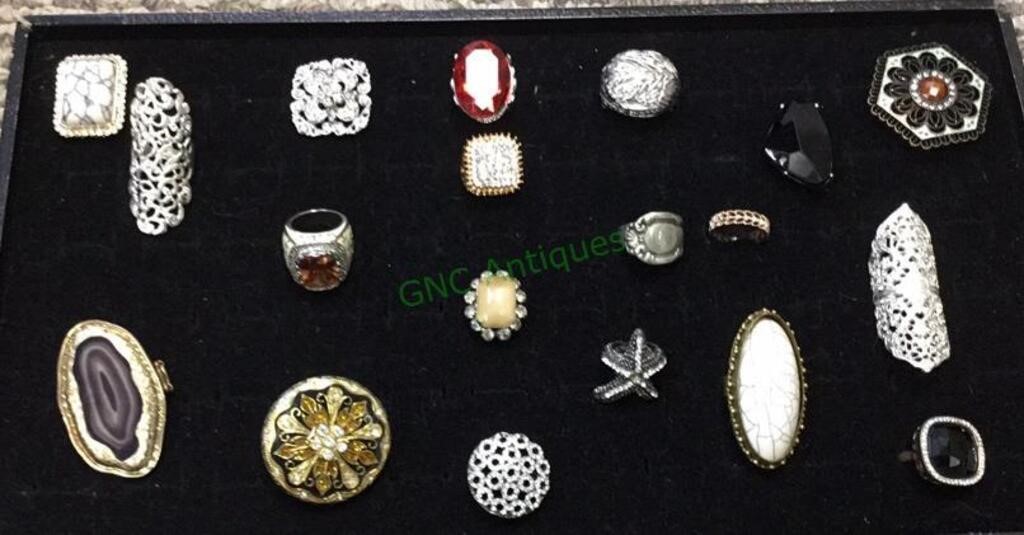 Beautiful tray lot of costume rings and larger