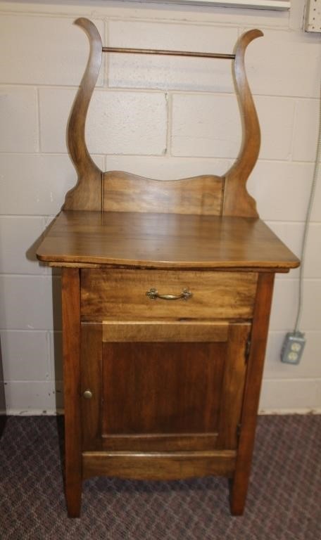 Maple wash stand, one drawer over one door,