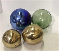 Lot of four balls for decorative purposes