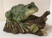 Composite lawn frog yard art measuring 5 inches