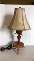 Vintage ships wheel maple table lamp with shade.