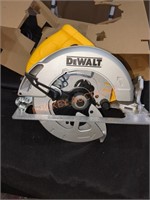 DeWalt corded 7 1/4" lightweight circular saw