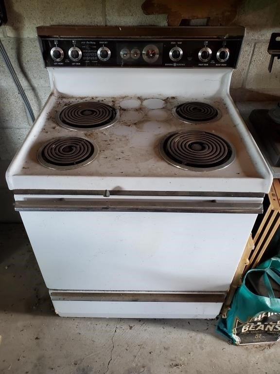 GE Electric Stove - Works Needs Cleaned