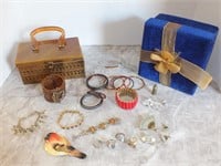 BANGLES, BROOCHES & JEWELRY BOXES