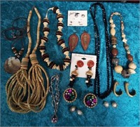 11 - MIXED LOT OF COSTUME JEWELRY (A79)