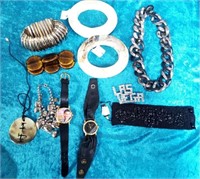 11 - MIXED LOT OF COSTUME JEWELRY (A100)