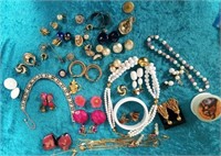 11 - MIXED LOT OF COSTUME JEWELRY (A82)