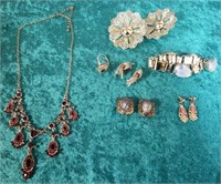 11 - MIXED LOT OF COSTUME JEWELRY (A120)