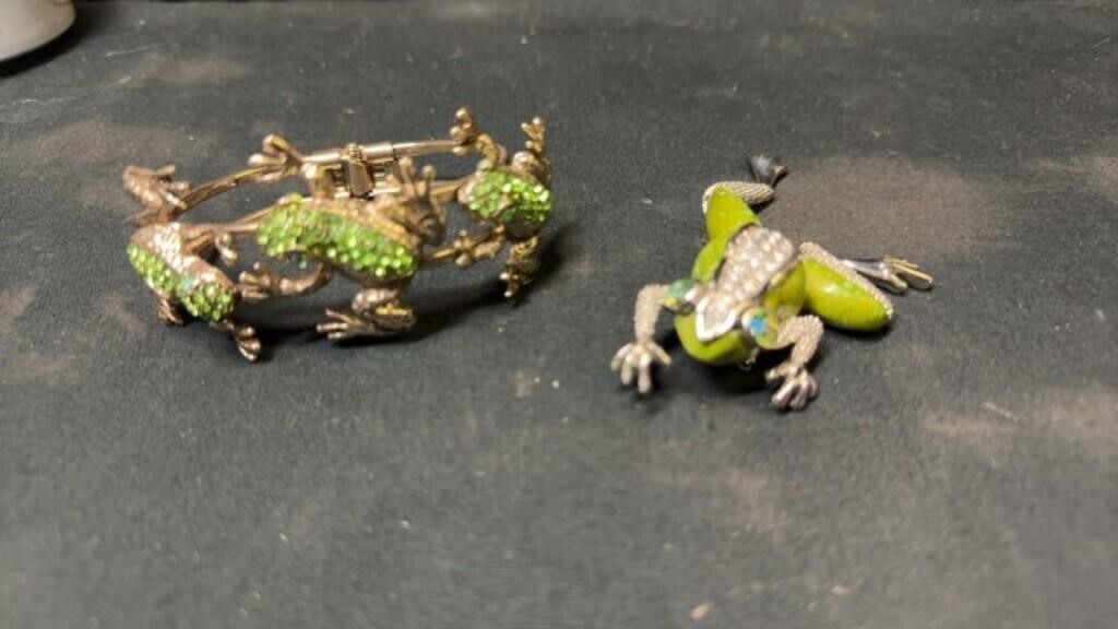 Frog bracelet & pin