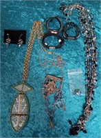 11 - MIXED LOT OF COSTUME JEWELRY (A96)