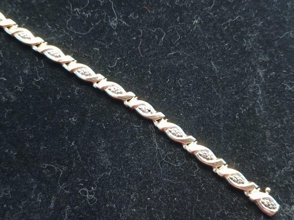 14 K gold bracelet.    Look at the photos for