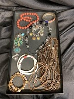 MIXED LOT OF JEWELRY ITEMS