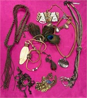 305 - MIXED LOT OF COSTUME JEWELRY (A87)
