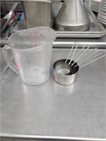 LOT OF MEASURING CUP & SPOONS
