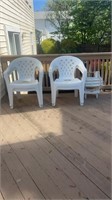 4 PLASTIC CHAIRS AND 2 END TABLES