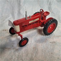 BARN 1pc ERTL Farmall Model tractor metal die cast