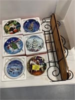 6 CHRISTMAS COLLECTOR PLATES, WOODEN PLATE RACK